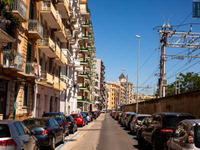 Parliamo di Palazzo Noli, imponente struttura residenziale giallo-ocra del quartiere Madonnella che si staglia su via Dieta di Bari, strada costretta a convivere con i binari prospicenti